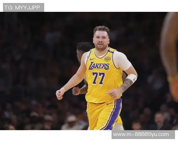 东契奇首节表现轻松自如7投4中斩获13分2板3助1断1帽展现全能实力 东契奇首节表现轻松自如7投4中斩获13分2板3助1断1帽展现全能实力