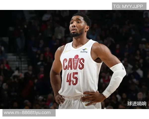 多诺万米切尔半场表现低迷9投仅3中三分球命中率不佳仅得9分4助